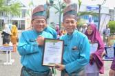Bupati Rohil Serahkan Penghargaan dengan Diskominfotiks Bersempena HUT Ke -26 Rohil