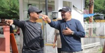 Wabup dan Kadis LH Rohil Terjun Bersihkan Sampah di Parit dan Drainase Guna Tekan Malaria