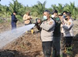 Polri Dan TNI Inhil Saling Membahu Padamkan Api