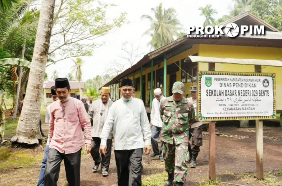 Pj.Bupati Herman Meninjau Gedung SD Negeri dan Jembatan Kuala Saka.