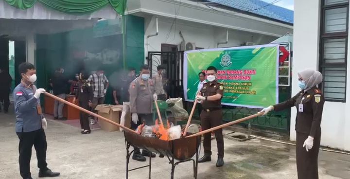 Kejaksaan Inhil Musnahkan Barang Rampasan