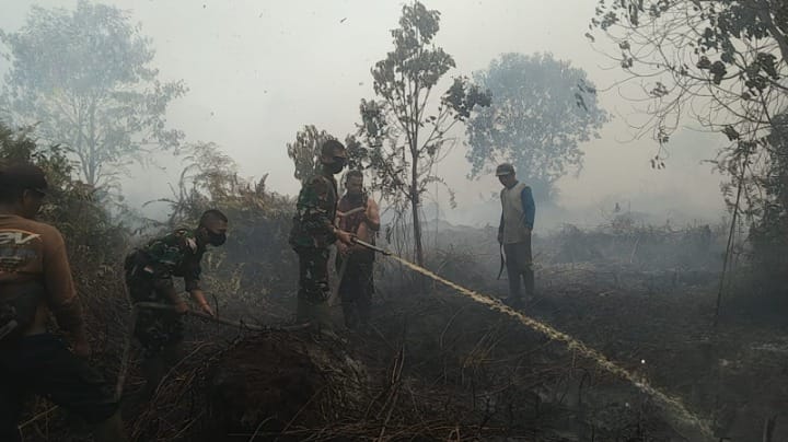 Bertarung melawan api dan asap,Dandim 0314/Inhil kerahkan Prajurit tambahan
