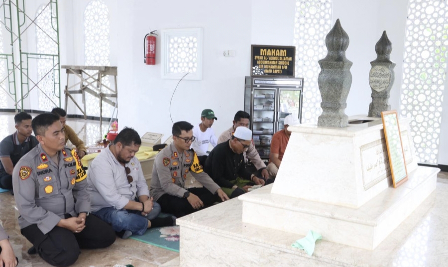 Kapolres Inhil Ziarah ke Makan Tuan Guru Sapat