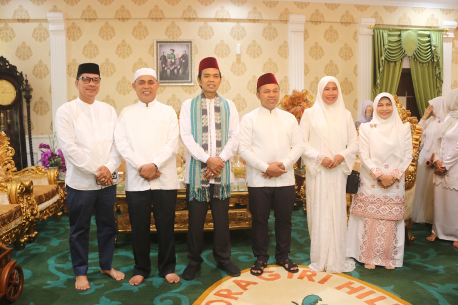 Bupati Inhil Sambut Hangat Kedatangan Gubernur Riau dan Ustadz Abdul Somad Bersilaturahmi di Kediaman Dinas Bupati Inhil