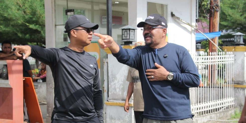 Wabup dan Kadis LH Rohil Terjun Bersihkan Sampah di Parit dan Drainase Guna Tekan Malaria