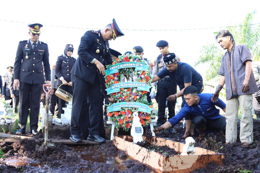 Upacara Pemakaman AIPTU Bakhtiar Efendi Panggabean Berlangsung Khidmat