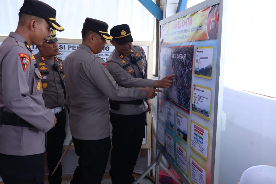 Kapolres Inhil untuk mengecek administrasi Anggota di lapangan