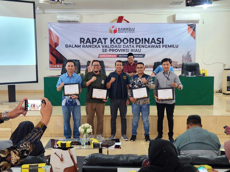 Bawaslu Inhil Raih Penghargaan dari Provinsi Riau