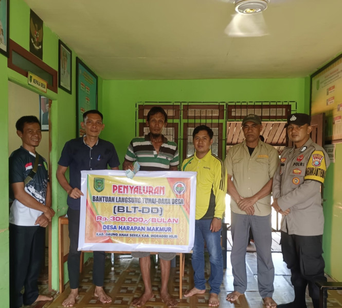 Puluhan Warga Menerima Bantuan Langsung Tunai di Desa Harapan Makmur