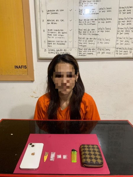 Salon Di Kateman di Gerebek Polisi