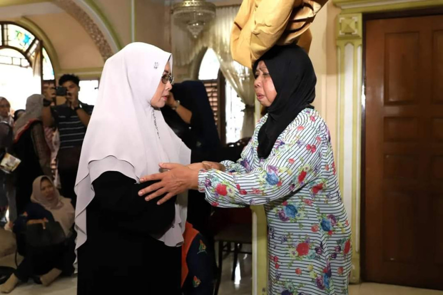 Ketua Dekranasda Kabupaten Indragiri Hilir Hj Zulaikhah Wardan bersama beberapa orang pengurus Dekranasda melakukan takziah