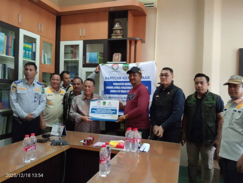 Bupati Rohil Serahkan Langsung Bantuan Kemanusiaan untuk Korban Banjir dan Longsor Aceh Tamiang