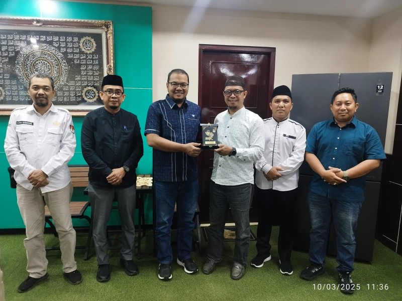 Ketua DPRD Inhil Terima Penghargaan Dari KPU