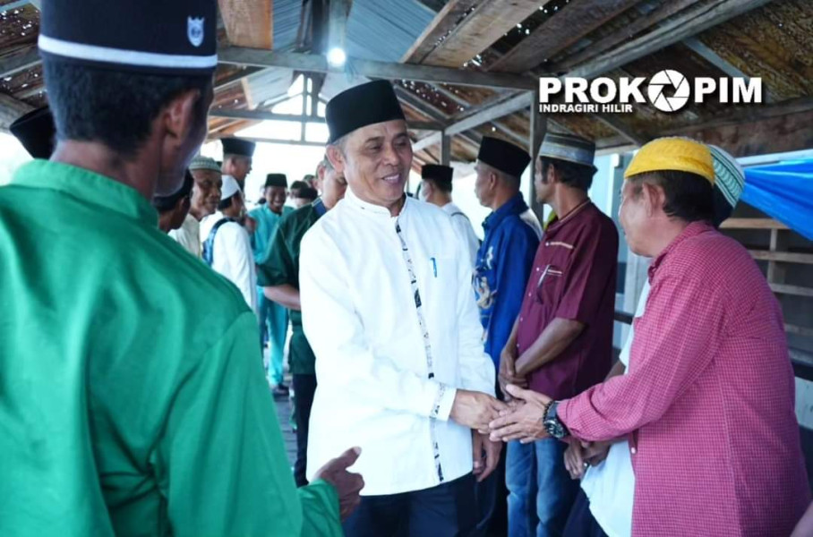 Pj.Bupati Herman Laksanakan Sholat Tarawih Berjama'ah