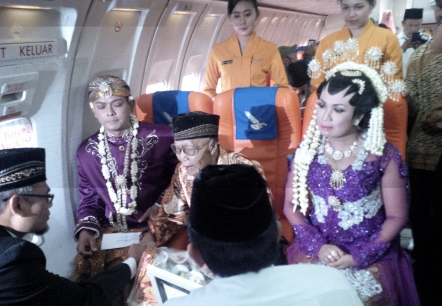Nikah Masal diPesawat, Puluhan Pasang melakukan pernikahan
