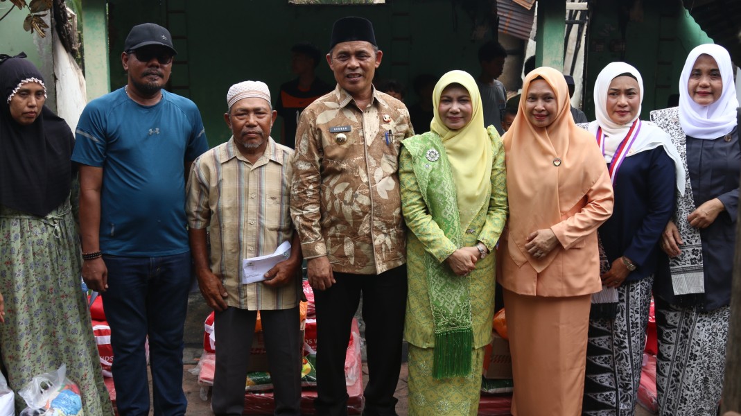 Bupati Inhil Salurkan Bantuan kepada Warga Korban Kebakaran di Lorong Waspada