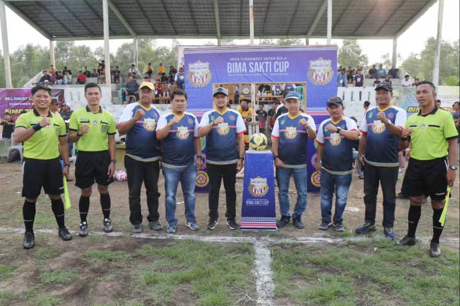Pj Bupati Inhil Buka Open Tournament Sepakbola Bima Sakti Cup di Kelurahan Tanah Merah