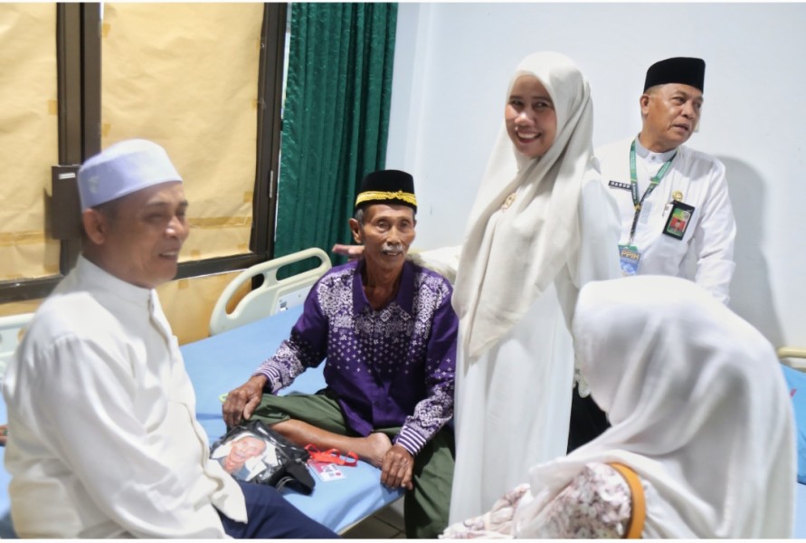 Bupati Herman Jenguk CJH yang sakit “Doa dan dukungan untuk kesembuhan