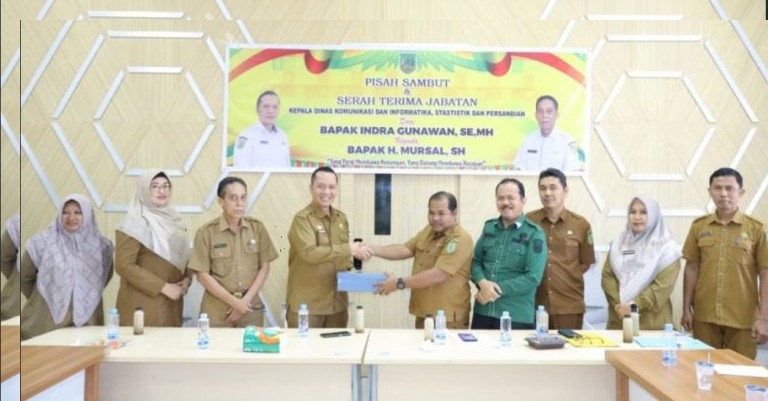 Serah Terima Jabatan Kepala Dinas Kominfotiks Serta Pisah Sambut Indra Gunawan.SE.MH Dengan H.Mursal.SH.