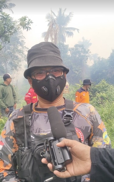 BPBD Inhil dengan Bergotong Royong Padamkan Api di Kelurahan Sungai Beringin Tembilahan