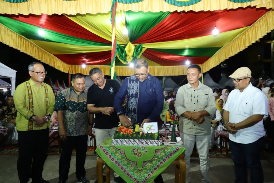 Wakil Ketua DPRD Inhil Asmadi Bersama Bupati dan Masyarakat Meriah Malam Puncak HUT Inhil