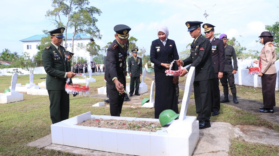 Wabup Inhil Ziarah dan Tabur Bunga di TMP Yudha Bhakti