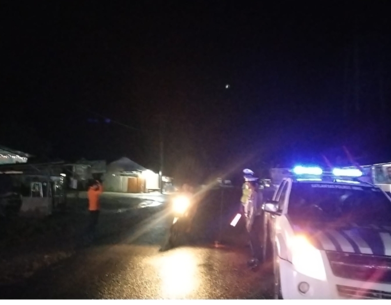 KAPOLSEK KEMUNING PIMPIN BLUE LIGHT PATROL DAN COOLLING SYSTEM PASTIKAN PERGANTIAN TAHUN TIDAK ADA LAKALANTAS DI JALUR LINTAS TIMUR