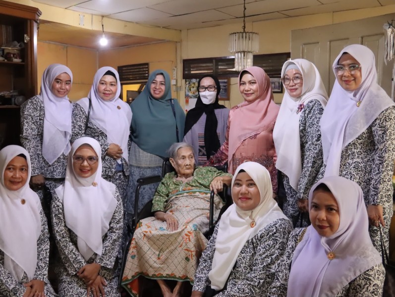 HUT IBI ke-74 Hj Katerina Susanti Silaturahmi ke Bidan Senior di Inhil