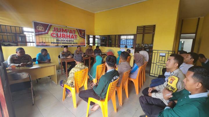 Bagi-bagi Sembako ke Lansia pada Program Jumat Curhat