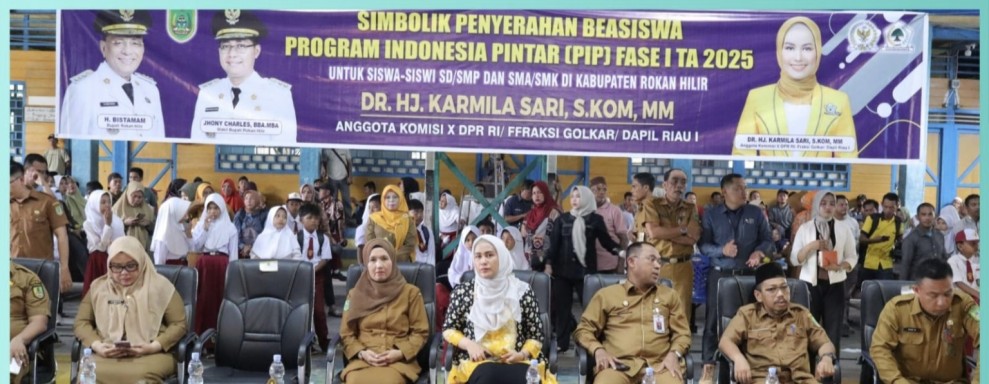 Anggota Komisi X DPR RI Fraksi Golkar, Hj Karmila Serahkan Beasiswa