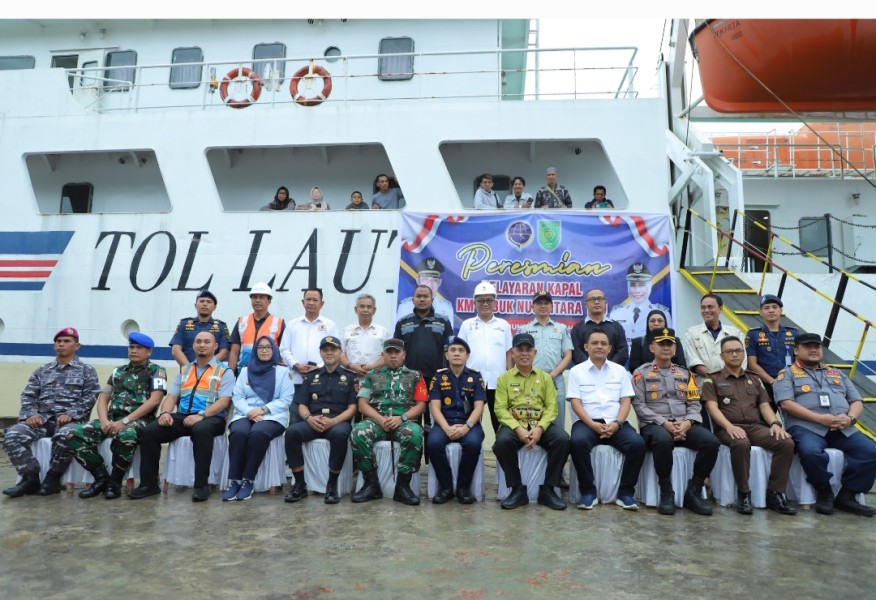 Bupati H.Herman Inisiasi Pelayaran TOL LAUT KM Sabuk Nusantara 110 Pertama di Riau