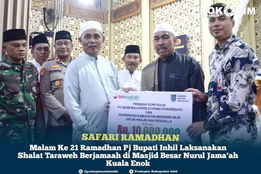 Pj Bupati Inhil Laksanakan Shalat Taraweh Berjamaah di Masjid Besar Nurul Jama'ah Kuala Enok