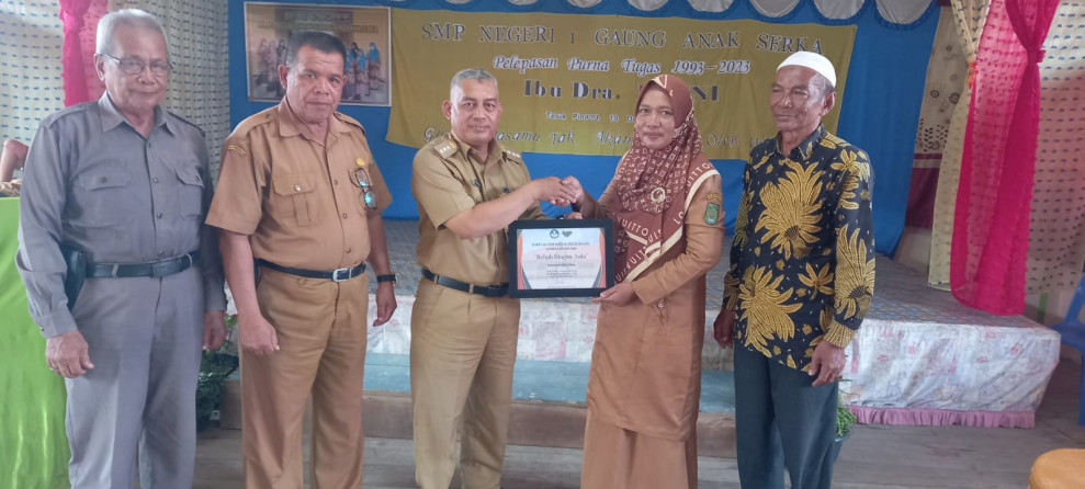 Alumni SMPN 1 GAS Tuntas Perehaban Aula Sekolah
