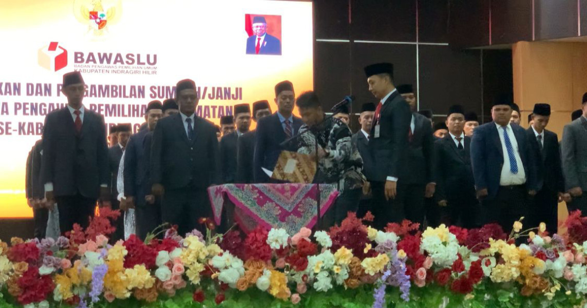 60 Panwascam Melakukan Sumpah/Janji Anggota (Panwascam) Se-Kabupaten Indragiri Hilir Tahun 2024