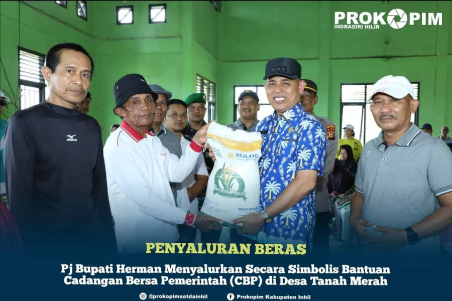 Pj. Bupati Inhil Herman Salurkan Secara Simbolis Bantuan Cadangan Beras