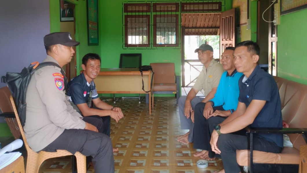 Bripka Alex Sandra Sambangi Warga Desa