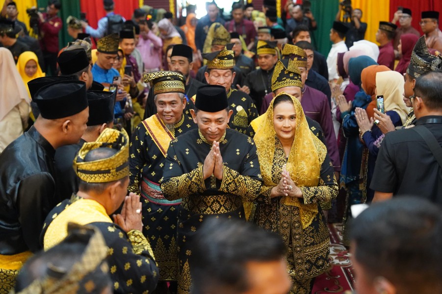 Kapolri Terima Anugerah Adat Ingatan Budi dari LAM Riau 